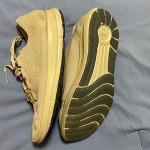 Gently used Under Armour women’s 10 comfy shoes!